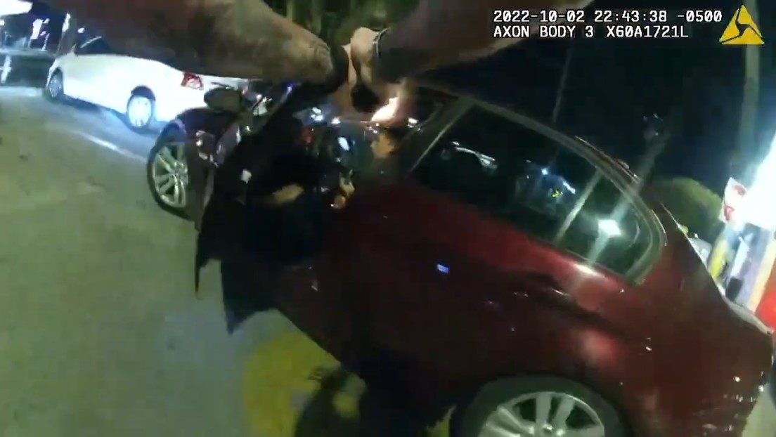 Un policía abre fuego contra un adolescente en el estacionamiento de un McDonald's y acaba despedido (VIDEO)