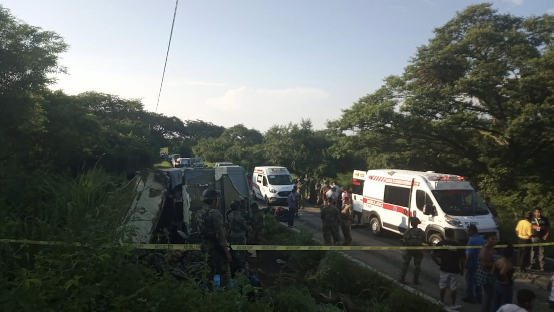 Un muerto y 17 heridos deja la volcadura de un bus de la Secretaría de ...