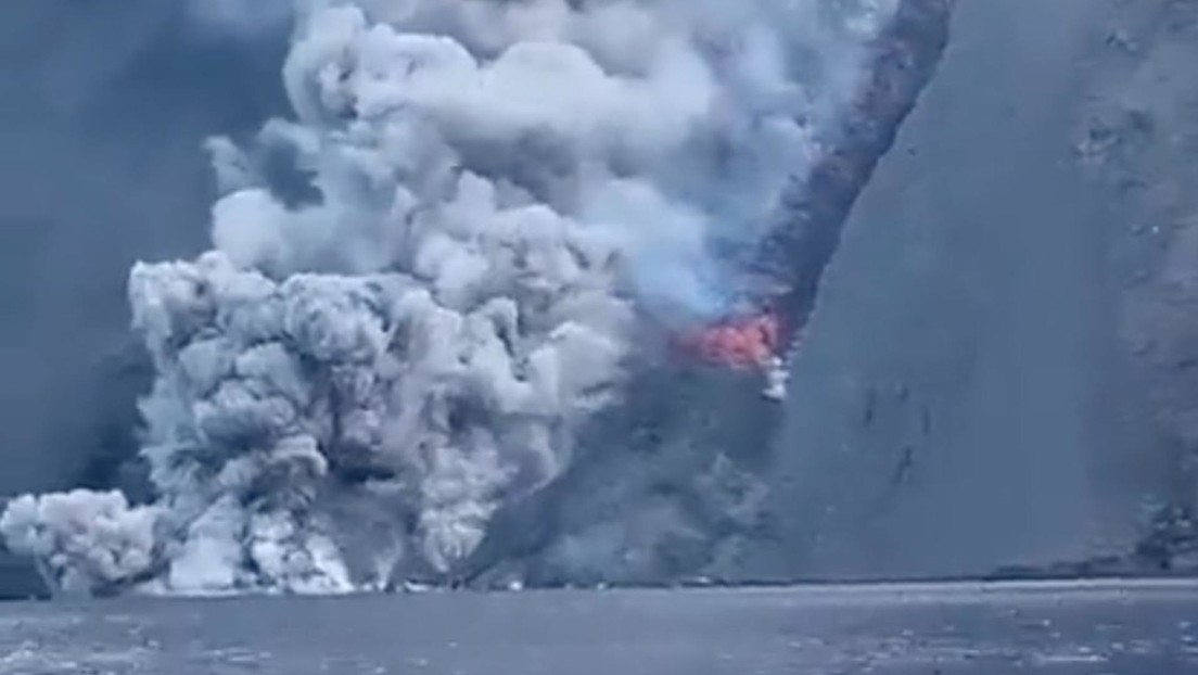 Impresionantes imágenes del volcán Estrómboli en Italia entrando en erupción (VIDEO)