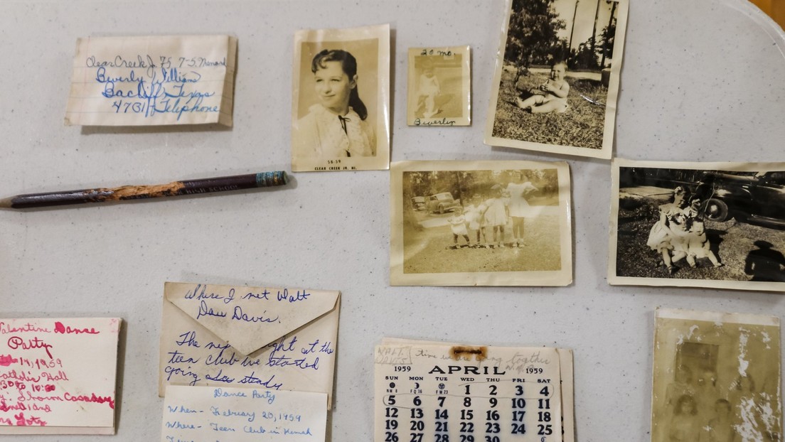 "Era como ver sus redes sociales": encuentran un bolso con objetos que revelan la vida de una adolescente en la década de 1950 (VIDEO)