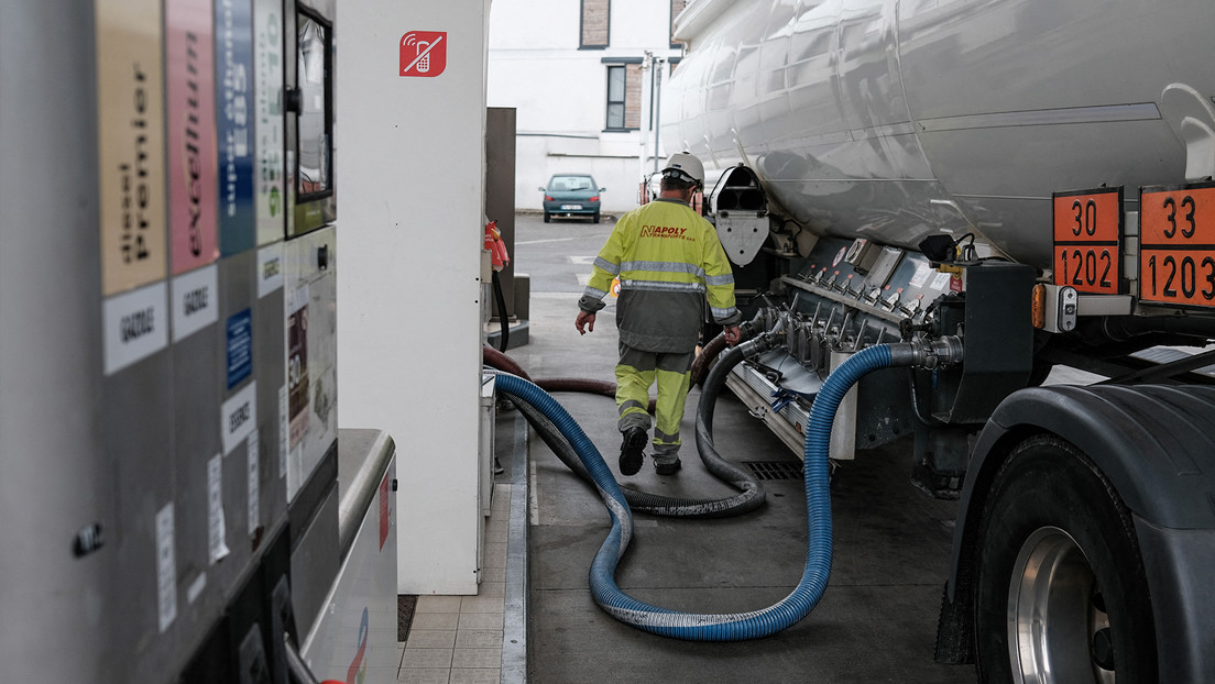 Largas filas en gasolineras de Francia por la escasez de combustibles ponen bajo presión al Gobierno