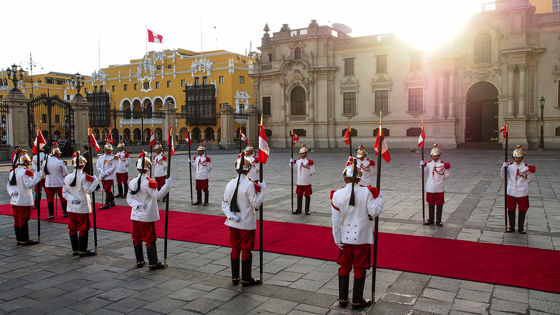Soldados custodian el Palacio de Gobierno de Perú luego de que Castillo denunciara el inicio "de una nueva modalidad de golpe de Estado"