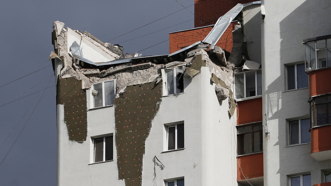 Fragmentos de un misil impactan en un edificio residencial en la ciudad rusa de Bélgorod (VIDEOS)