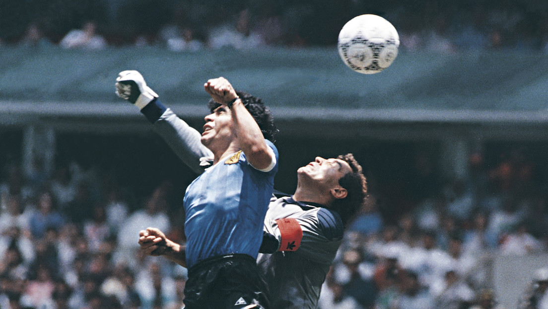Subastan en Londres el mítico balón del gol de Maradona con 'la mano de dios'
