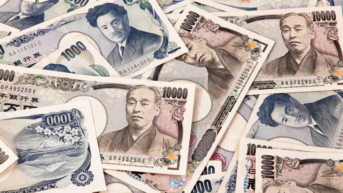 El yen japonés se desploma hasta su mínimo en 32 años frente al dólar