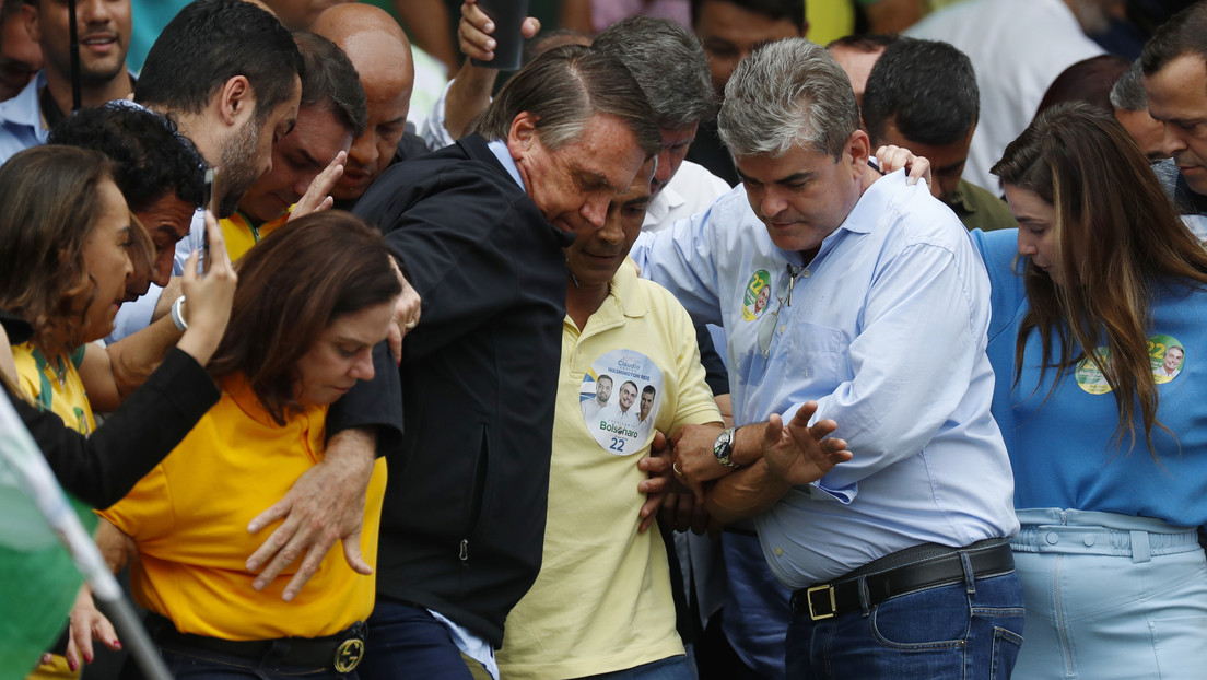 Bolsonaro casi se cae de la plataforma en la que se encontraba durante un acto de campaña en Río de Janeiro