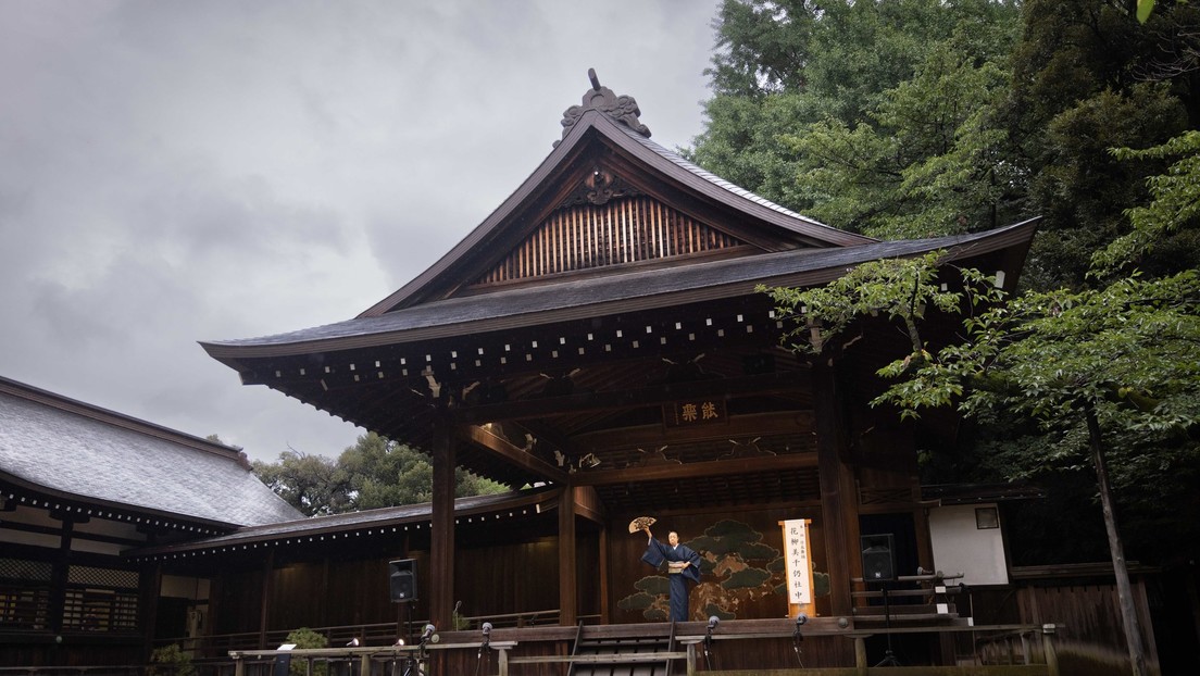 El primer ministro japonés envía una ofrenda al polémico santuario en Tokio que venera a criminales de guerra