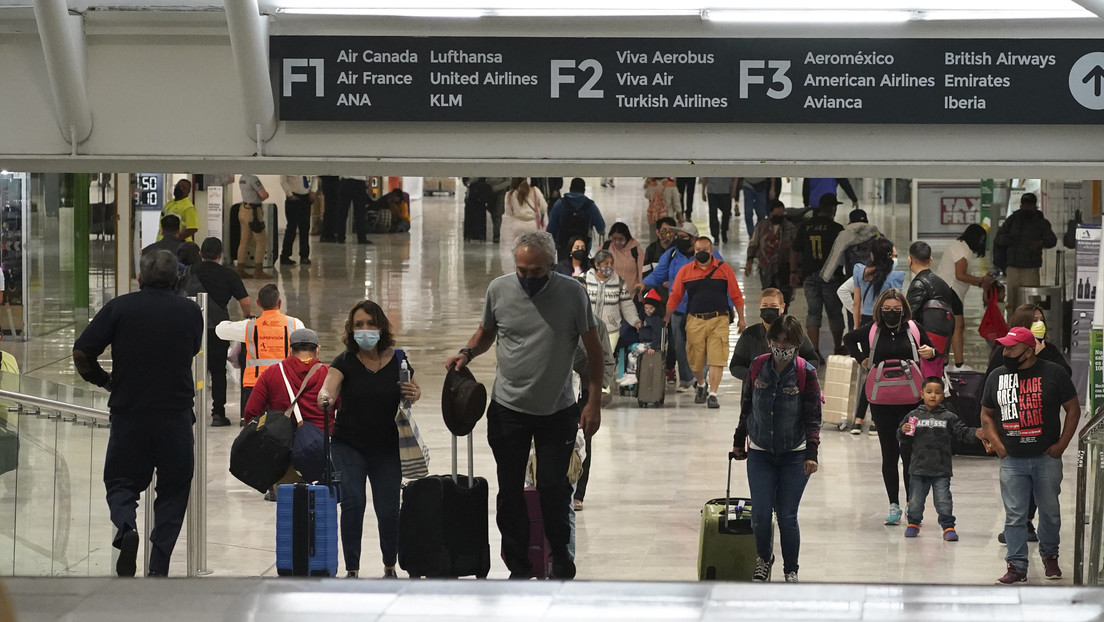 Lo que se sabe de las denuncias en Colombia sobre los "cuartos del rechazo" en los aeropuertos mexicanos