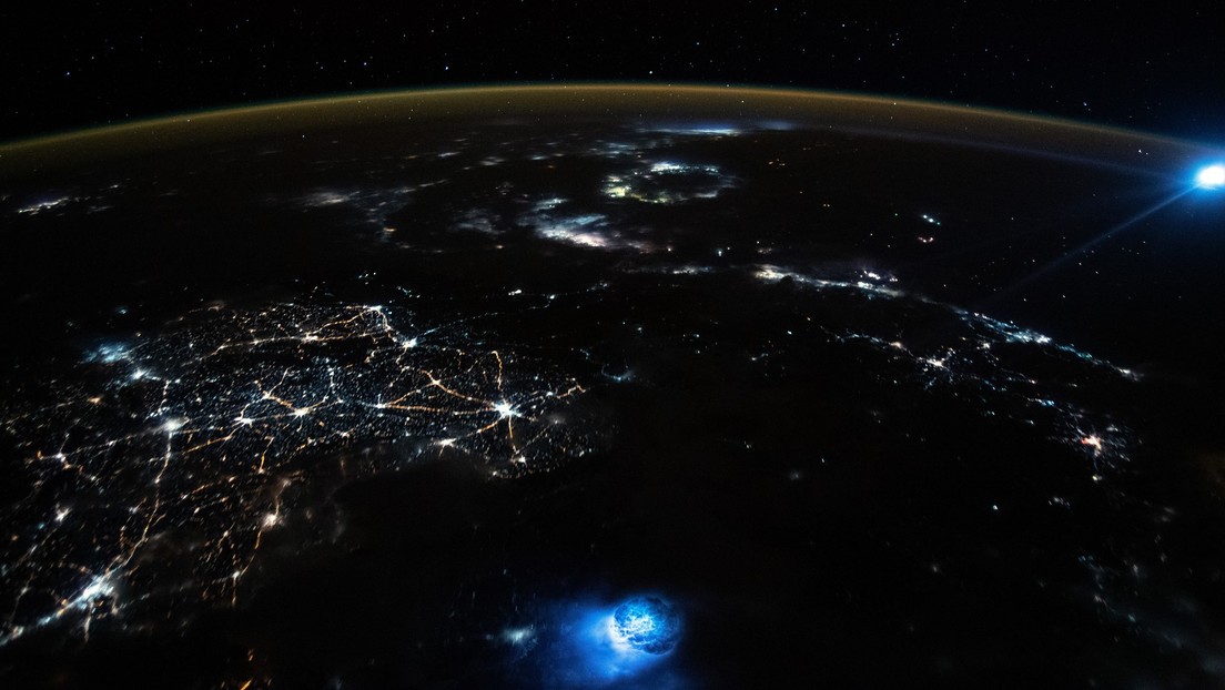 Un astronauta de la EEI capta dos extrañas manchas azules sobre la atmósfera de la Tierra (FOTO)