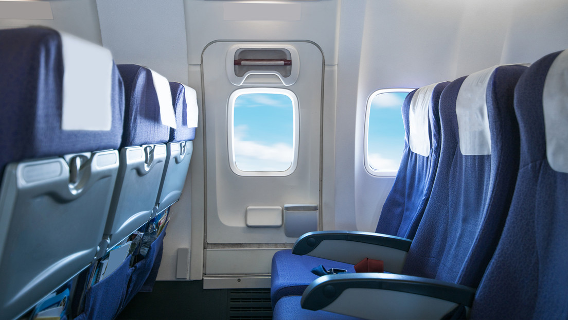 Una influencer se queja en Twitter por viajar entre dos obesos y la aerolínea la recompensa por la mala experiencia