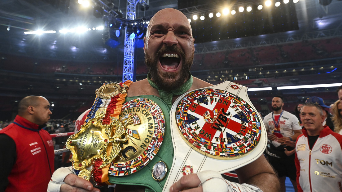 Сколько зарабатывает тайсон фьюри. Тайсон Фьюри. Tyson Fury. Тайсон Фьюри с поясом WBC промо. Тайсон Фьюри в пиджаке.