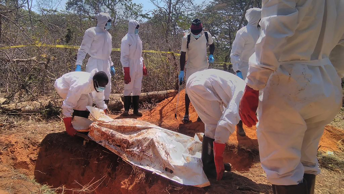 Hallan los cadáveres de 26 migrantes en una fosa común en África