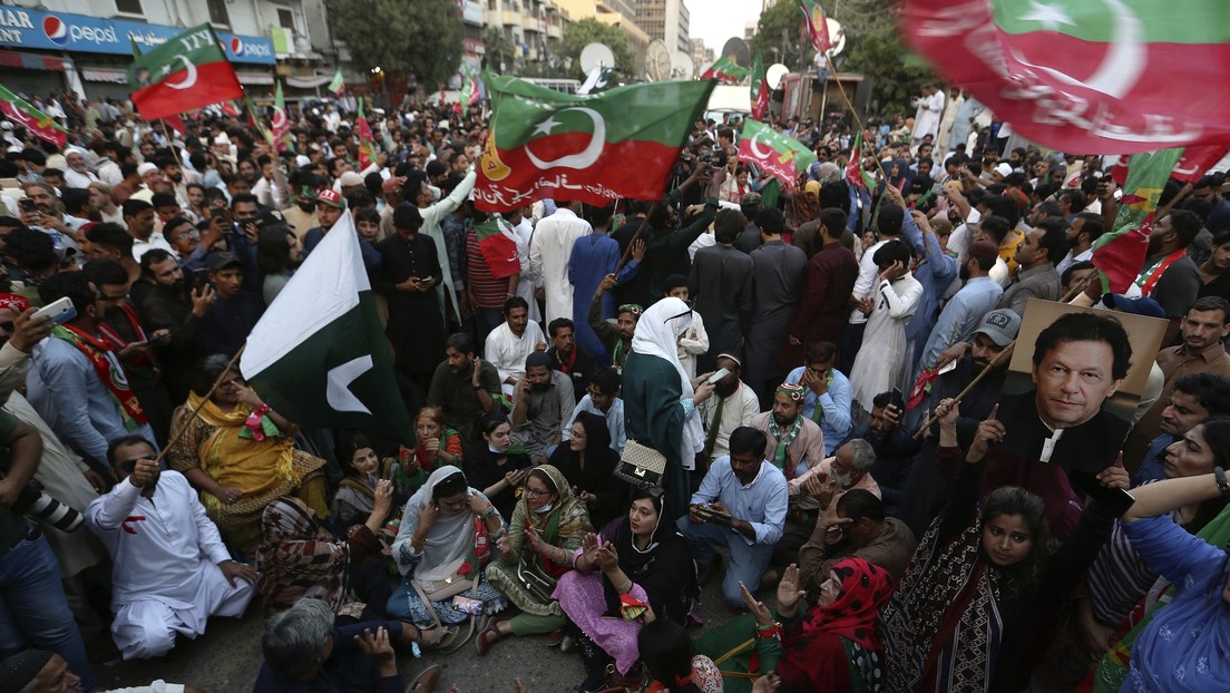 Masivas protestas en Pakistán por la inhabilitación a las próximas elecciones de Imran Khan (VIDEOS)