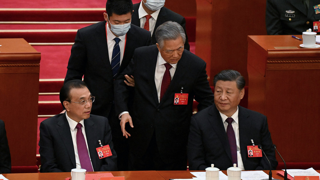 VIDEO: Escoltan al exlíder chino Hu Jintao fuera del congreso del partido