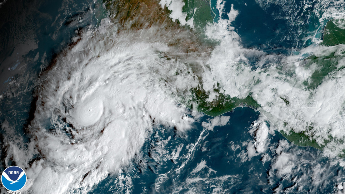 El huracán Roslyn se intensifica a categoría 4 previo a su llegada a México