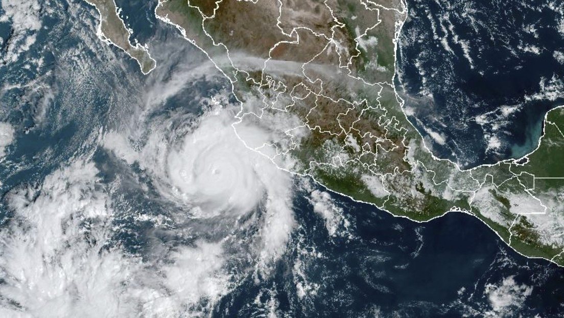 El huracán Roslyn toca tierra en México