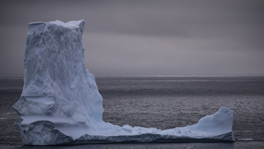 Un enorme iceberg fue partido por la mitad por el efecto de las fuertes corrientes oceánicas de la Antártida