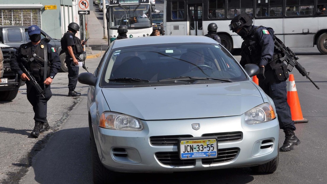 Captan en video a policías de México pateando a 2 personas detenidas