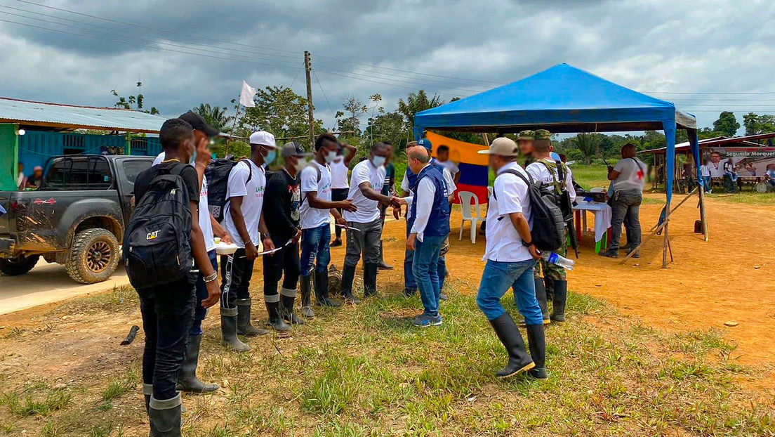 Una disidencia de las FARC libera a 16 personas como gesto de apoyo a la 'paz total' de Petro