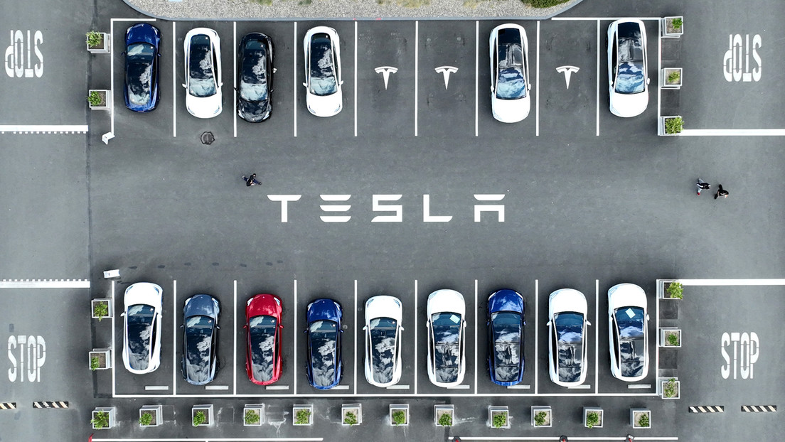 Reportan que investigan a Tesla por afirmar que sus coches se conducen solos