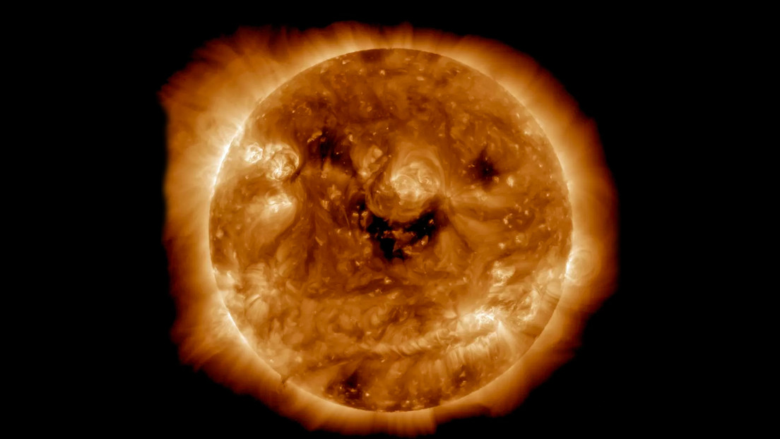 La NASA capta una imagen de la 'sonrisa' del Sol que podría afectar a la Tierra