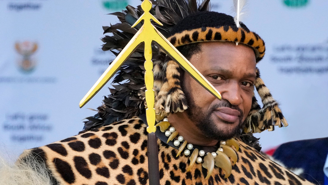 Coronan al primer rey zulú de Sudáfrica en 51 años
