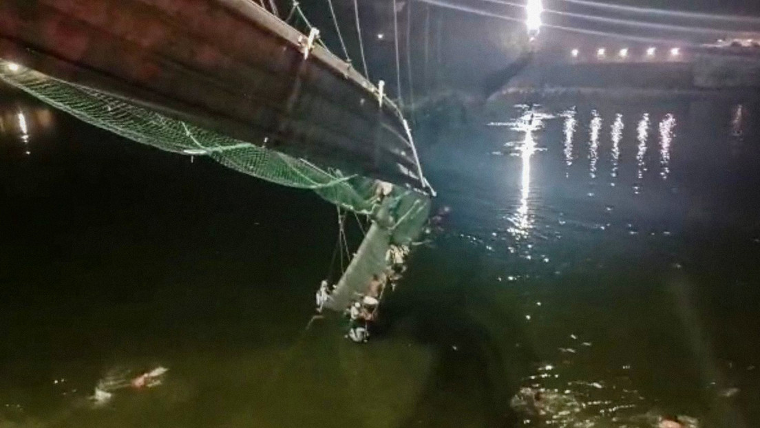 Al menos 120 muertos por el derrumbe de un puente colgante en la India (VIDEOS, FOTOS)