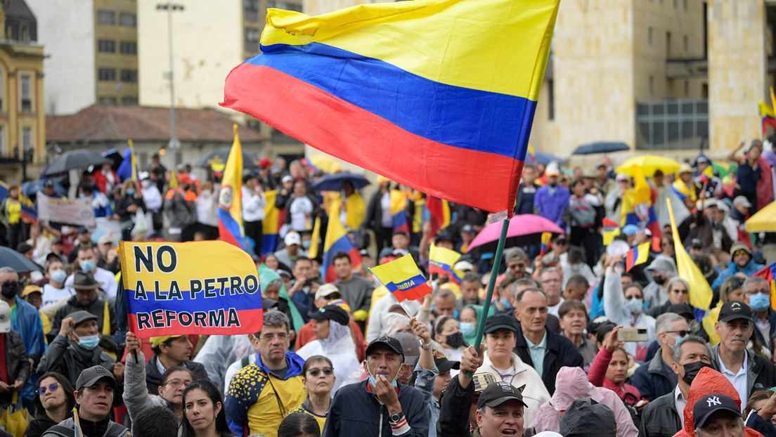 Miles de colombianos se movilizan en contra de las reformas de Petro (VIDEOS)