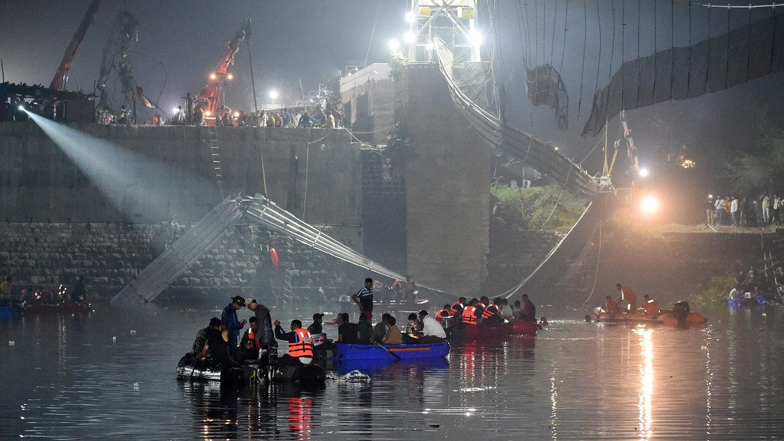 VIDEO: Momento del derrumbe de un puente colgante en la India que dejó más de 100 víctimas