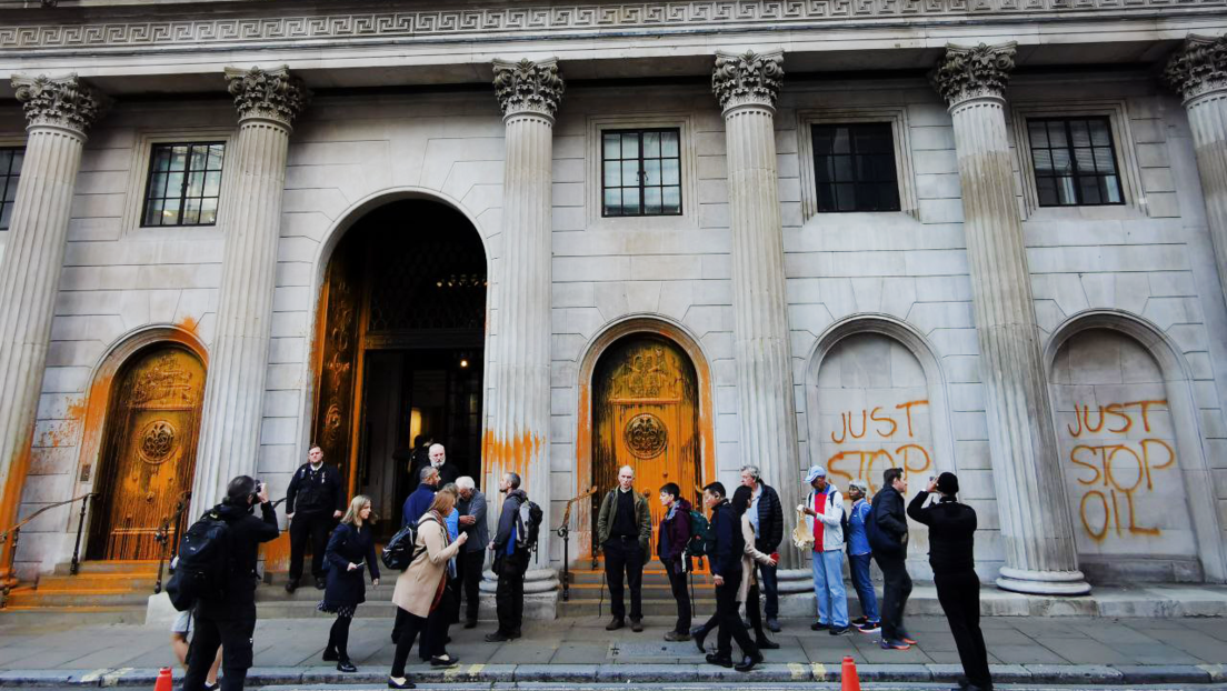 Activistas climáticos rocían con pintura naranja varios edificios en Londres (VIDEO)