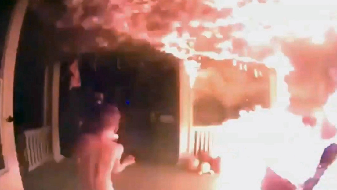 Un conductor gira por error y salva a 4 hermanos en un incendio (VIDEO)