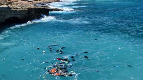 VIDEO: El dramático rescate de 80 migrantes tras el hundimiento de una embarcación