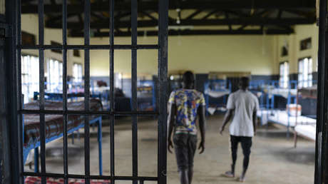 Una discusión armada entre dos guardias permite a más de 200 reclusos huir escalando el muro de una prisión