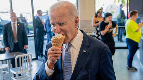 La economía de EE.UU. es "fuerte como el infierno", dice Biden con un helado en la mano