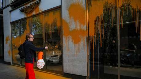 VIDEO: Un activista contra el cambio climático rocía con pintura un escaparate de Aston Martin en Londres