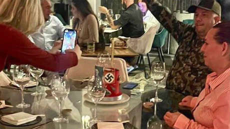 Dictan orden de detención contra un hombre que hizo una celebración con simbología nazi en un restaurante de Caracas