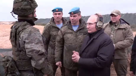 VIDEO: Putin dispara con un rifle SVD de francotirador en un campo de tiro