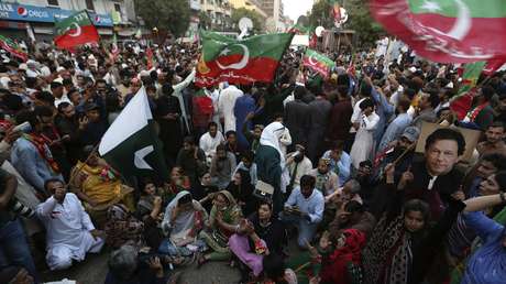 Masivas protestas en Pakistán por la inhabilitación a las próximas elecciones de Imran Khan (VIDEOS)