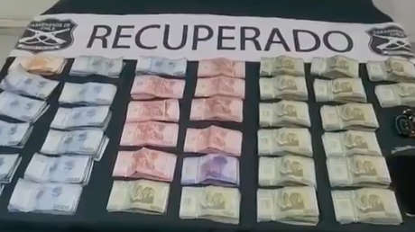 Ladrones lanzan su botín en la autopista en medio de una persecución (VIDEO)