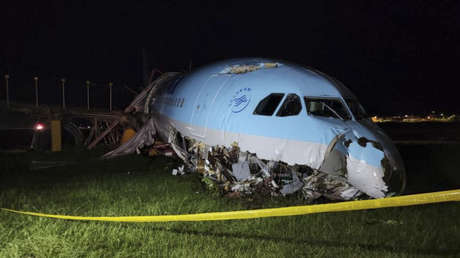 Un avión con 173 personas a bordo se sale de la pista al aterrizar en Filipinas (FOTOS, VIDEO)