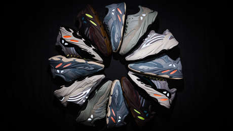 Un hombre quema zapatos por el valor de 15.000 dólares de la marca de Kanye West en repudio a sus comentarios