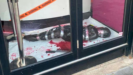 Critican a una heladería por su exhibición de Halloween con una 'escena de asesinato'