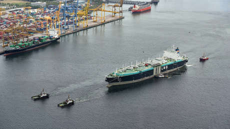Reportan que los barcos de gas frente a las costas de España esperan una subida de precios