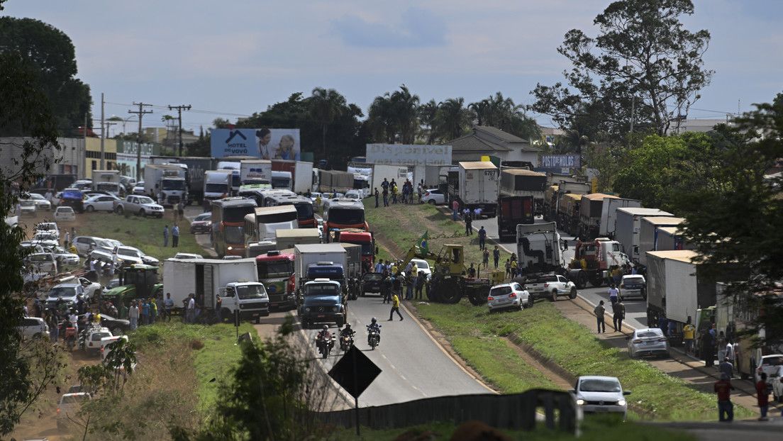 Ordenan desbloquear más de 200 vías obstruidas por camioneros bolsonaristas en Brasil