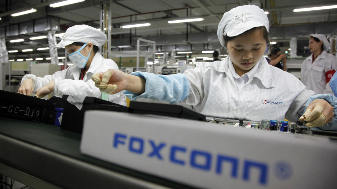 China confina la mayor fábrica de iPhone del mundo por un brote de covid
