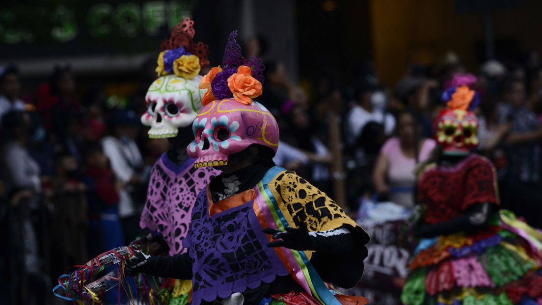 Muñecos mutilados y cuerpos colgando en bolsas: la narcocultura se apropia de Halloween en México
