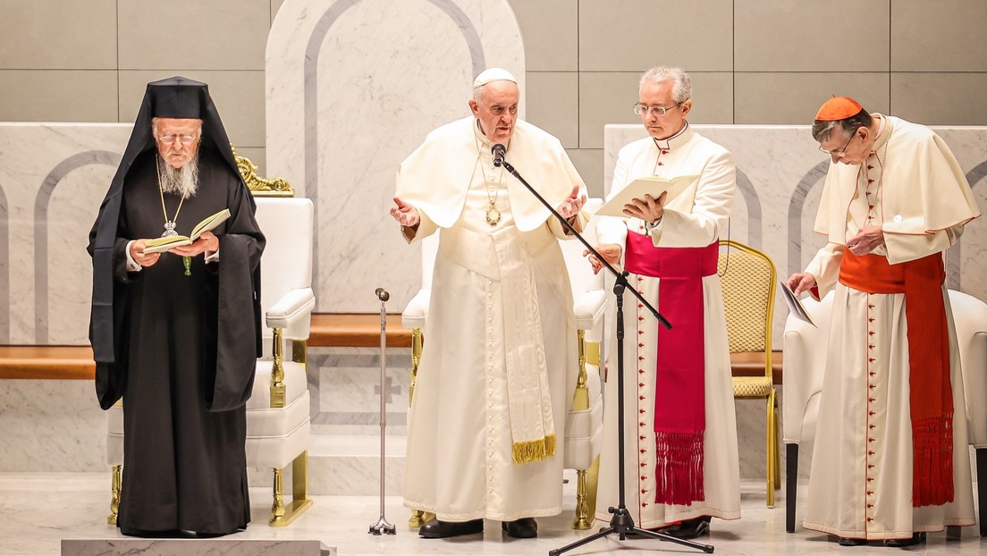 El papa Francisco tacha de "dramáticamente infantil" que "se juegue con fuego, misiles y bombas" en el mundo