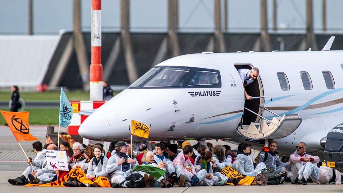 Acusan a activistas medioambientales de impedir el aterrizaje de un avión médico
