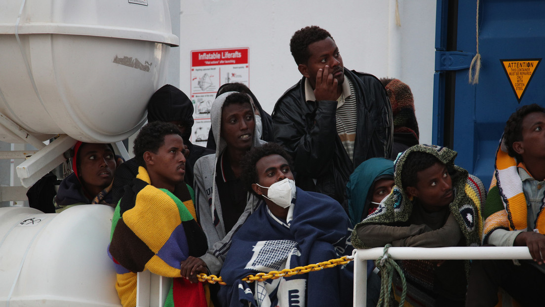 Italia impide desembarcar a decenas de migrantes de un barco de rescate