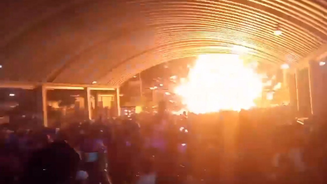 Explosión por pirotecnia deja varios heridos y causa una estampida durante una festividad en México (VIDEO)